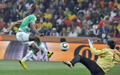 Tiền đạo Salomon Kalou nâng tỷ số lên 3-0, nhưng cũng không đủ để giúp Bờ Biển Ngà đi tiếp vào vòng 2. Tiền đạo Salomon Kalou nâng tỷ số lên 3-0, nhưng cũng không đủ để giúp Bờ Biển Ngà đi tiếp vào vòng 2.