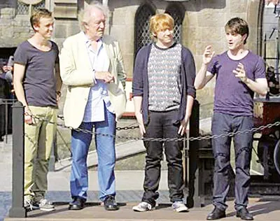 Daniel Radcliffe (phải) và các cộng sự tại buổi khai trương công viên Harry Potter. Daniel Radcliffe (phải) và các cộng sự tại buổi khai trương công viên Harry Potter.