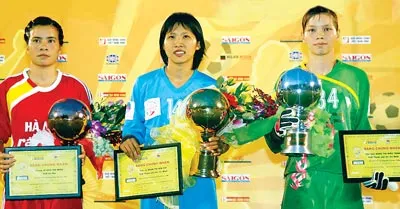 Quả bóng đồng Đào Thị Miện, Quả bóng vàng Đoàn Kim Chi và Quả bóng bạc Đặng Kiều Trinh. Ảnh: D.Phương Quả bóng đồng Đào Thị Miện, Quả bóng vàng Đoàn Kim Chi và Quả bóng bạc Đặng Kiều Trinh. Ảnh: D.Phương