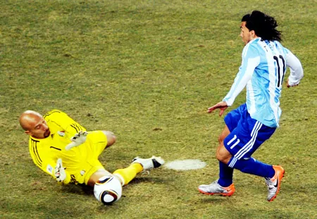 Pha bắt bóng của thủ thành Oscar Perez (trái, Mexico) trước tiền đạo Argentina Carlos Tevez, tình huống dẫn đến bàn thua đầu tiên. Pha bắt bóng của thủ thành Oscar Perez (trái, Mexico) trước tiền đạo Argentina Carlos Tevez, tình huống dẫn đến bàn thua đầu tiên.