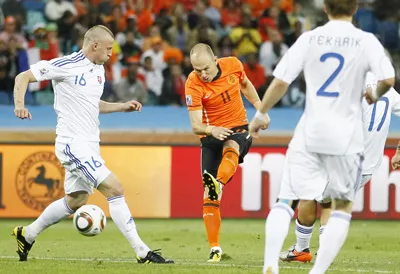 Tiền đạo Arjen Robben (11, Hà Lan) tung cú sút mở tỷ số trước hậu vệ Jan Durica (trái) và Peter Pekarik của Slovakia. Tiền đạo Arjen Robben (11, Hà Lan) tung cú sút mở tỷ số trước hậu vệ Jan Durica (trái) và Peter Pekarik của Slovakia.
