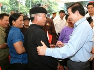 Vietnamese President Nguyen Minh Triet (R) talks to residents in Tan Trao commune, Son Duong District in Tuyen Quang on July 1, 2010 (Photo: Vietnam News Agency) Vietnamese President Nguyen Minh Triet (R) talks to residents in Tan Trao commune, Son Duong District in Tuyen Quang on July 1, 2010 (Photo: Vietnam News Agency)
