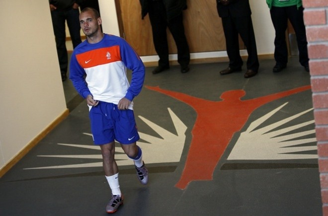 Dutch midfielder Wesley Sneijder arrives for a training session at the Gelvandale Stadium in Port Elizabeth on July 1, 2010. AFP Dutch midfielder Wesley Sneijder arrives for a training session at the Gelvandale Stadium in Port Elizabeth on July 1, 2010. AFP