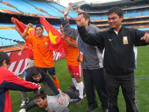 Vietnam’s six-man football team finish second in the international tournament at Loftus Versfeld Stadium in Pretoria, South Africa (Photo: Courtesy of Budweiser Beer) Vietnam’s six-man football team finish second in the international tournament at Loftus Versfeld Stadium in Pretoria, South Africa (Photo: Courtesy of Budweiser Beer)