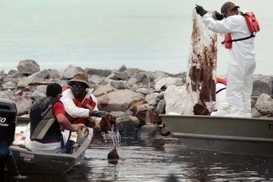 Oil cleanup workers try to remove thick oil that washed ashore in Gulfport, Mississippi. AFP Oil cleanup workers try to remove thick oil that washed ashore in Gulfport, Mississippi. AFP