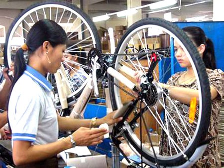 Over the past five years, exports of made-in-Vietnam bikes to the EU dropped sharply, from 1 million units in 2005 to 21,400 units in 2009. (Photo: YuMe) Over the past five years, exports of made-in-Vietnam bikes to the EU dropped sharply, from 1 million units in 2005 to 21,400 units in 2009. (Photo: YuMe)