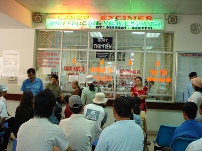 Patients wait for their turns to see doctors at the Ho Chi Minh City Eye Hospital (Photo: Anh Quan) Patients wait for their turns to see doctors at the Ho Chi Minh City Eye Hospital (Photo: Anh Quan)