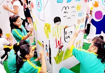 Children compose pictures with the theme of environmental protection to take part in the campaign to improve urban civilization in HCMC (Photo: SGGP) Children compose pictures with the theme of environmental protection to take part in the campaign to improve urban civilization in HCMC (Photo: SGGP)