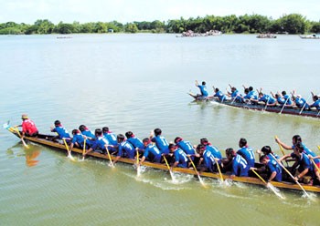 Boat race is organized on Bung Binh Thien lake every year. (Photo :Sggp) Boat race is organized on Bung Binh Thien lake every year. (Photo :Sggp)