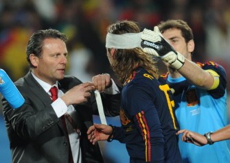 Carles Puyol gets a medical assistance during the quarter final Paraguay vs Spain on July 3, 2010. AFP Carles Puyol gets a medical assistance during the quarter final Paraguay vs Spain on July 3, 2010. AFP