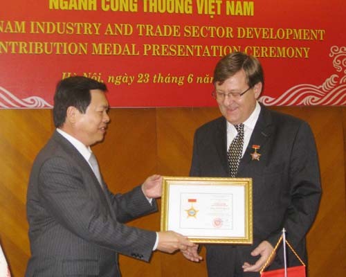 Minister of Industry and Trade Vu Huy Hoang (L) awards a campaign medal to the Danish Ambassador Peter Lysholt Hansen for his contributions to Vietnamese Industrial and Trade in Hanoi on June 23. (Photo:moit.gov.vn) Minister of Industry and Trade Vu Huy Hoang (L) awards a campaign medal to the Danish Ambassador Peter Lysholt Hansen for his contributions to Vietnamese Industrial and Trade in Hanoi on June 23. (Photo:moit.gov.vn)