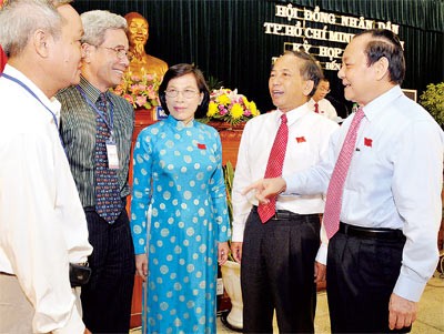 Le Thanh Hai (1st R), the HCMC Party Committee secretary, Pham Phuong Thao, chairwoman of the HCMC People’s Council, and deputies in a conversation after a session of the HCMC People’s Council on July 5 (Photo: SGGP) Le Thanh Hai (1st R), the HCMC Party Committee secretary, Pham Phuong Thao, chairwoman of the HCMC People’s Council, and deputies in a conversation after a session of the HCMC People’s Council on July 5 (Photo: SGGP)
