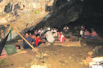 Mountain town residents take shelter from the sun and heat in a cave during a lunch break in Thanh Hoa Province (Photo: Thanh Nien) Mountain town residents take shelter from the sun and heat in a cave during a lunch break in Thanh Hoa Province (Photo: Thanh Nien)