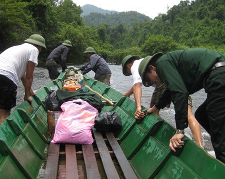 Soldiers push a boat across the Giang River in the central coast province of Nghe An (Photo: SGGP) Soldiers push a boat across the Giang River in the central coast province of Nghe An (Photo: SGGP)