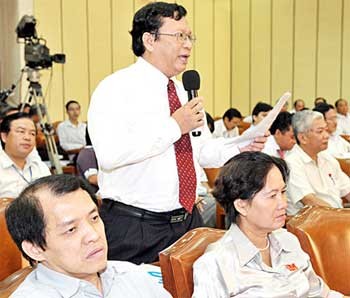 Deputy Vo Van Sen calls on the city People’s Council to organize a symposium to seek solutions on how to eliminate harmful online games (Photo: SGGP) Deputy Vo Van Sen calls on the city People’s Council to organize a symposium to seek solutions on how to eliminate harmful online games (Photo: SGGP)