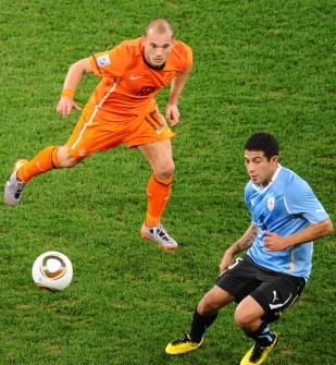 Uruguay's Walter Gargano (R) and Netherlands' Wesley Sneijder eye the ball during the semi-final between Uruguay and Netherlands on July 6, 2010. AFP Uruguay's Walter Gargano (R) and Netherlands' Wesley Sneijder eye the ball during the semi-final between Uruguay and Netherlands on July 6, 2010. AFP