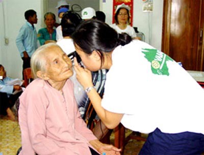 A NGO's medical worker examines eyes for disadvantaged elderly under a charity program ( Photo: Ngoc Anh) A NGO's medical worker examines eyes for disadvantaged elderly under a charity program ( Photo: Ngoc Anh)