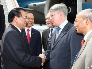 Foreign Minister Aleksey Borodavkin welcomes Party General Secretary Nong Duc Manh at Sheremenchevo II, Moscow on July 8, 2010. Foreign Minister Aleksey Borodavkin welcomes Party General Secretary Nong Duc Manh at Sheremenchevo II, Moscow on July 8, 2010.