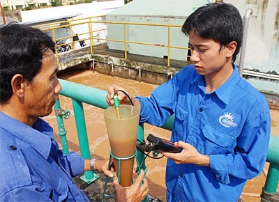 Cholimex staff testing wastewater at a waste treatment site (Photo: SGGP) Cholimex staff testing wastewater at a waste treatment site (Photo: SGGP)