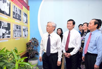 National Assembly Chairman Nguyen Phu Trong (1,L) and Ho Chi Minh City leaders are watching some photos about the life of the late lawyer and state president Nguyen Huu Tho National Assembly Chairman Nguyen Phu Trong (1,L) and Ho Chi Minh City leaders are watching some photos about the life of the late lawyer and state president Nguyen Huu Tho