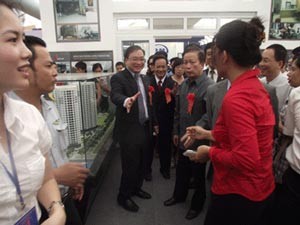 Deputy Prime Minister Hoang Trung Hai (C) visits the Song Da - Thang Long Corporation booth at Vietbuild 2010 on July 10 (Photo: Xay Dung newspaper) Deputy Prime Minister Hoang Trung Hai (C) visits the Song Da - Thang Long Corporation booth at Vietbuild 2010 on July 10 (Photo: Xay Dung newspaper)