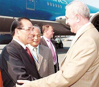 St. Petersburg vice governor A. Prokhorenko welcomes visiting General Secretary Nong Duc Manh (L) at the Pulkovo airport in Russia on July 11 (Photo: SGGP) St. Petersburg vice governor A. Prokhorenko welcomes visiting General Secretary Nong Duc Manh (L) at the Pulkovo airport in Russia on July 11 (Photo: SGGP)