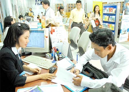 Transaction conducted at an Asia Commercial Bank branch in Ho Chi Minh City (Photo: SGGP)