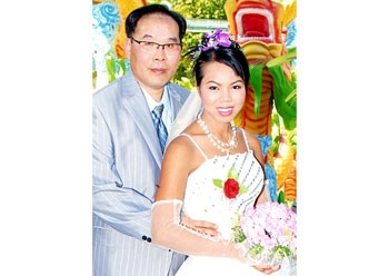 Vietnamese bride Thach Thi Hoang Ngoc and her Korean husband. Vietnamese bride Thach Thi Hoang Ngoc and her Korean husband.