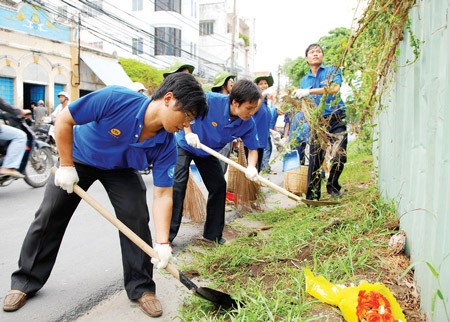 Volunteers tidy the sidewalk on Ben Van Don Street, District 4. (Photo:SGGP) Volunteers tidy the sidewalk on Ben Van Don Street, District 4. (Photo:SGGP)