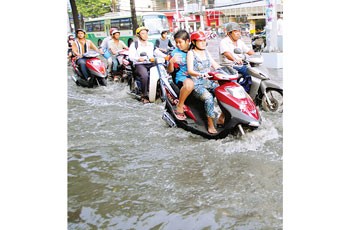Heavy rain on July 12 causes flood on Chau Van Liem Street in District 5. (Photo: Sggp) Heavy rain on July 12 causes flood on Chau Van Liem Street in District 5. (Photo: Sggp)