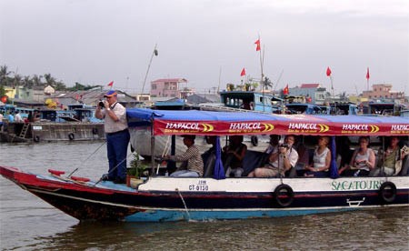 Foreign tourists visit Cai Rang Floating Market in the Mekong Delta city of Can Tho (Photo: H.Y)