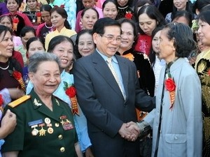 President Nguyen Minh Triet (C) meets with delegates at the Vietnam Women’s Union's emulation congress. (Photo: Vietnam News Agency) President Nguyen Minh Triet (C) meets with delegates at the Vietnam Women’s Union's emulation congress. (Photo: Vietnam News Agency)