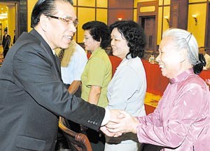 General Secretary Nong Duc Manh (L) greets a delegate (Photo: Vietnam News Agency) General Secretary Nong Duc Manh (L) greets a delegate (Photo: Vietnam News Agency)