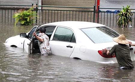 A car’s engine fails and people pushed it out of the way during floods on Nguyen Cong Tru Street in Hanoi The Lieu Giai Street remained flooded for several hours after the heavy rains in Hanoi July 13. A car’s engine fails and people pushed it out of the way during floods on Nguyen Cong Tru Street in Hanoi The Lieu Giai Street remained flooded for several hours after the heavy rains in Hanoi July 13.