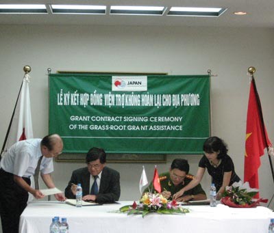 Mr. Mitsuo Sakaba (R) and Nguyen Duc Nghi, Vice Director of Hanoi Municipal Public Security Department.(L) sign an agreement under which Japan will fund fire trucks to Vietnam (Photo: Courtesy of Japanese Embassy) Mr. Mitsuo Sakaba (R) and Nguyen Duc Nghi, Vice Director of Hanoi Municipal Public Security Department.(L) sign an agreement under which Japan will fund fire trucks to Vietnam (Photo: Courtesy of Japanese Embassy)