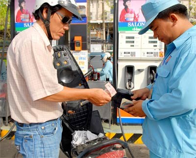 At a gasoline filling station in Ho Chi Minh City (Photo: SGGP) At a gasoline filling station in Ho Chi Minh City (Photo: SGGP)