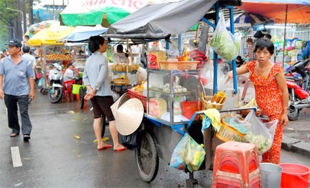 Peddlers’ pushcarts on roadbeds of Nguyen Chi Thanh Street (Photo: SGGP)