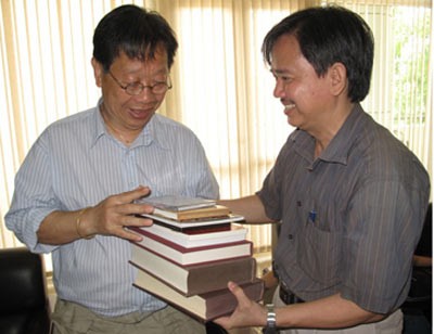 Professor Tran Quang Hai (L) gives his music research work to a representative of the National Music Institute (Photo: Tuoi Tre) Professor Tran Quang Hai (L) gives his music research work to a representative of the National Music Institute (Photo: Tuoi Tre)