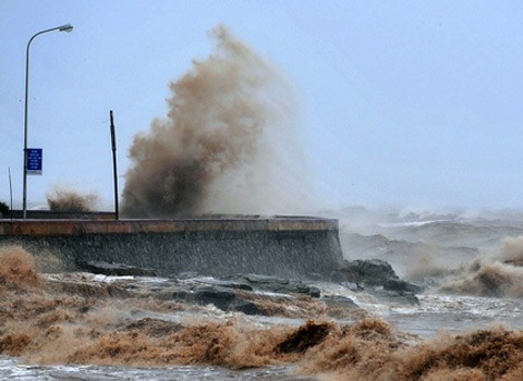 Rough sea seen in Do Son Town, Hai Phong, northern Vietnam in the afternoon of July 17, 2010 (Photo: VNExpress) Rough sea seen in Do Son Town, Hai Phong, northern Vietnam in the afternoon of July 17, 2010 (Photo: VNExpress)