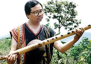 Vietnamese-American Professor Nguyen Thuyet Phong is on a visit to the Highlands region to study ethnic groups' traditional music instruments. (Photo: Sggp) Vietnamese-American Professor Nguyen Thuyet Phong is on a visit to the Highlands region to study ethnic groups' traditional music instruments. (Photo: Sggp)