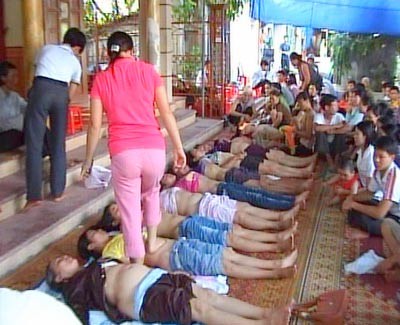 Self-proclaimed doctor Phu treats patients by treading on their bodies (Photo: SGGP)