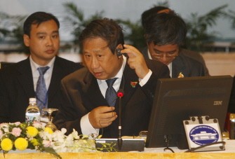 Vietnam's Foreign Minister Pham Gia Khiem (C) adjusts a headphone before the 4th meeting of the ASEAN community council in Hanoi on July 19, 2010. (AFP photo) Vietnam's Foreign Minister Pham Gia Khiem (C) adjusts a headphone before the 4th meeting of the ASEAN community council in Hanoi on July 19, 2010. (AFP photo)