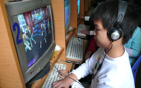 A child plays online games at an Internet shop in Ho Chi Minh City (Photo: VNN) A child plays online games at an Internet shop in Ho Chi Minh City (Photo: VNN)