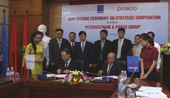 Representatives of PetroVietnam and POSCO at the signing ceremony in Hanoi on July 19 (Photo: PetroVietnam) Representatives of PetroVietnam and POSCO at the signing ceremony in Hanoi on July 19 (Photo: PetroVietnam)