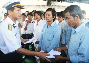 Colonel Ngo Si Quyet talks with fishermen who were rescued from the Conson storm and brought to Tien Sa Port of Quang Ngai Province on July 20. (Photo: SGGP) Colonel Ngo Si Quyet talks with fishermen who were rescued from the Conson storm and brought to Tien Sa Port of Quang Ngai Province on July 20. (Photo: SGGP)