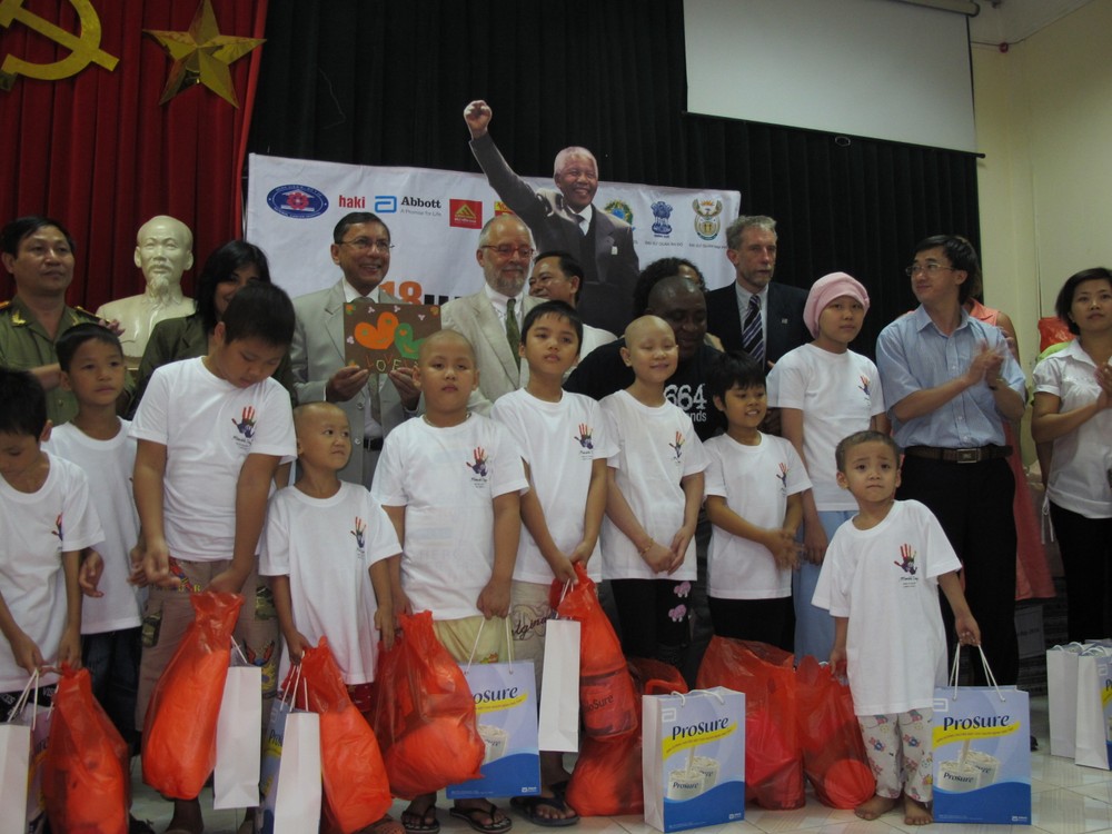 Youth cancer patients receive gifts from the Embassy at National Cancer Hospital K2 in Hanoi (Photo: Courtesy of the Embassy) Youth cancer patients receive gifts from the Embassy at National Cancer Hospital K2 in Hanoi (Photo: Courtesy of the Embassy)