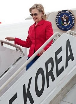 US Secretary of State Hillary Clinton arrives at Seoul Air Base on July 21, 2010. US Secretary of State Hillary Clinton arrives at Seoul Air Base on July 21, 2010.