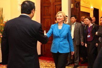 US Secretary of State Hillary Clinton (C) shakes hands with Vietnam Foreign Minister Pham Gia Khiem (L) at the Government Guest House in Hanoi on July 22, 2010. AFP US Secretary of State Hillary Clinton (C) shakes hands with Vietnam Foreign Minister Pham Gia Khiem (L) at the Government Guest House in Hanoi on July 22, 2010. AFP