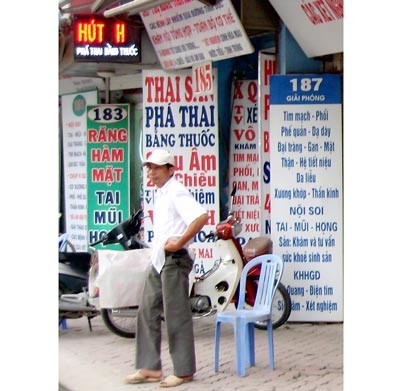 Obstetric private clinics mushroom in streets in Hanoi. Due to pressures of competition, doctors of such hospital are often glad to reveal the gender of fetuses, despite the law forbidding the practice ( Photo: SGGP) Obstetric private clinics mushroom in streets in Hanoi. Due to pressures of competition, doctors of such hospital are often glad to reveal the gender of fetuses, despite the law forbidding the practice ( Photo: SGGP)