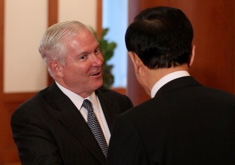 Secretary of Defence Robert Gates (L) greets South Korean President Lee Myung-Bak (R) at the presidential Blue House in Seoul on July 21, 2010. AFP Secretary of Defence Robert Gates (L) greets South Korean President Lee Myung-Bak (R) at the presidential Blue House in Seoul on July 21, 2010. AFP
